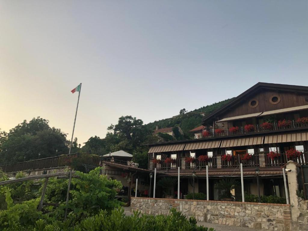 אג'רולה The Chalet, Guest House מראה חיצוני תמונה