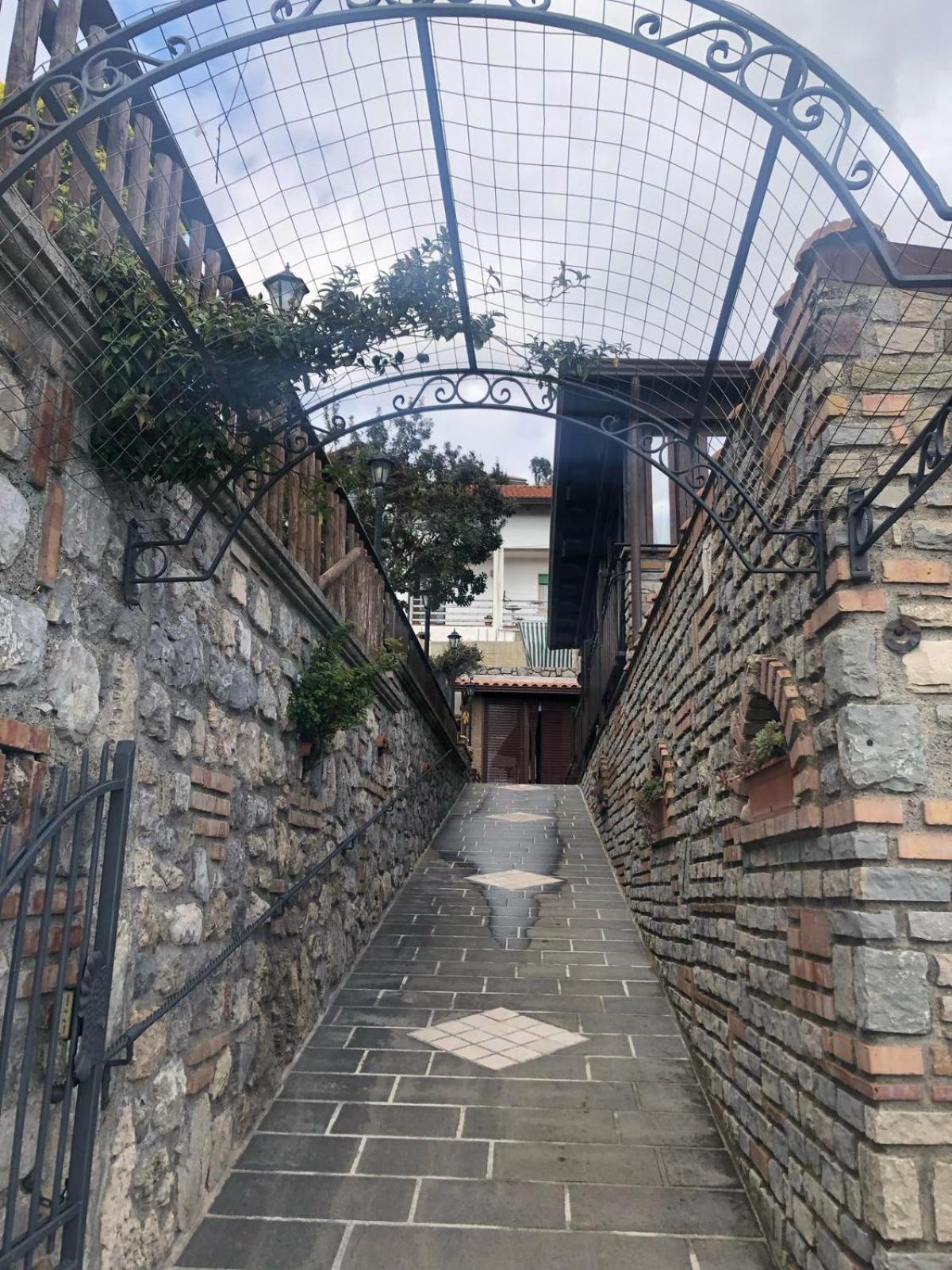 אג'רולה The Chalet, Guest House מראה חיצוני תמונה